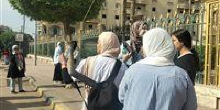 بدأ طلبة وطالبات الثانوية العامة بقري ومراكز محافظة المنوفية التوافد على اللجان - هرم مصر