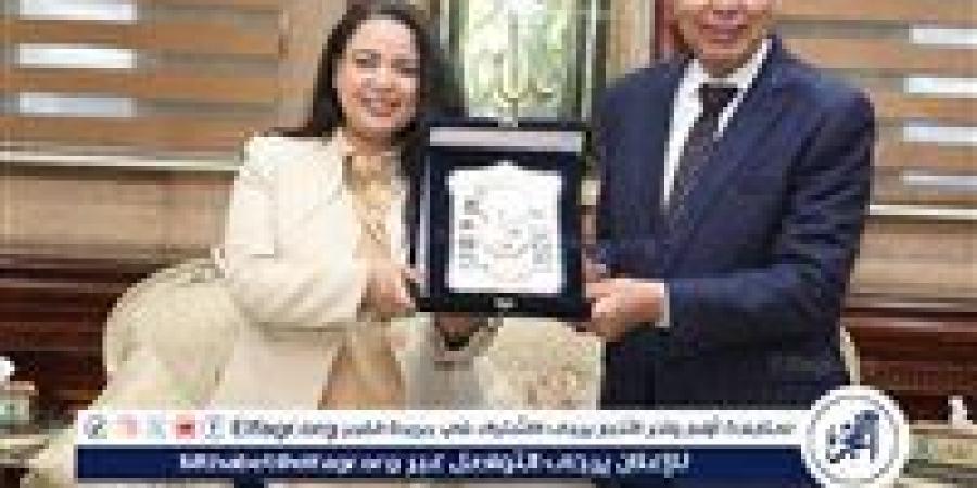 محافظ المنيا يُكرم مديرة مستشفى الرمد ويُوجه بصرف حافز إثابة لجميع العاملين تقديرًا لتميزهم الطبي - هرم مصر