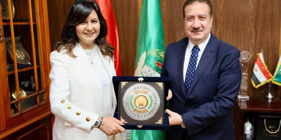 600 كرتونة مواد غذائية من مؤسسة أبو العينين لأهالي العراقية بالمنوفية ضمن مبادرة ايد واحدة - هرم مصر