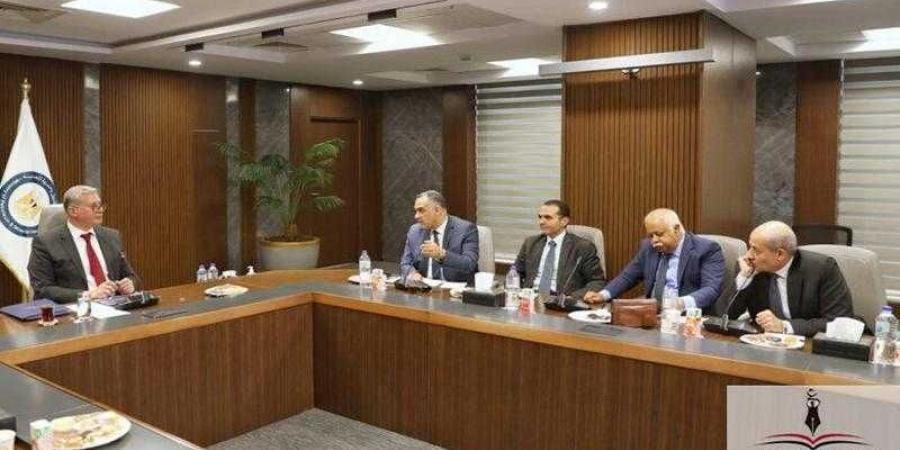 وزير البترول يلتقي بمجموعة من كبار كتاب الصحافة المصرية ورؤساء التحرير وخبراء الاقتصاد والبترول - هرم مصر