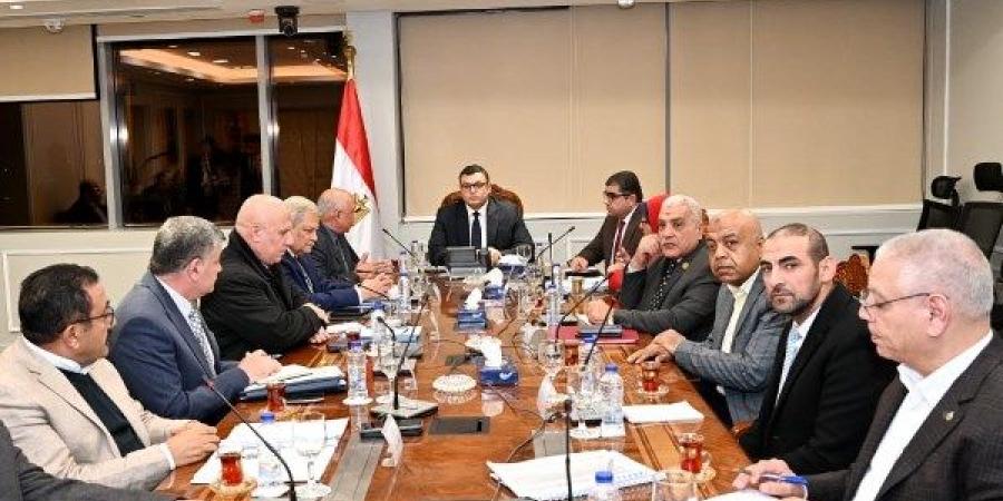 وزير الإسكان يلتقى ممثل شركة استادات لتوفير خدمات ترفيهية بالمدن الجديدة - هرم مصر