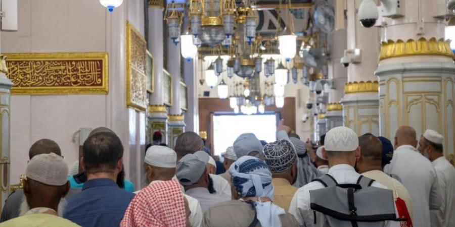 انسيابية في حركة الزوار من باب السلام بالمسجد النبوي تبرز تكامل التنظيم والجهود الميدانية - هرم مصر