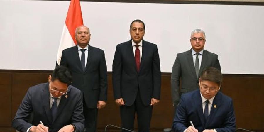 مدبولي يشهد توقيع عقد مجمع طاقة شمسية بالسخنة بـ200 مليون دولار - هرم مصر