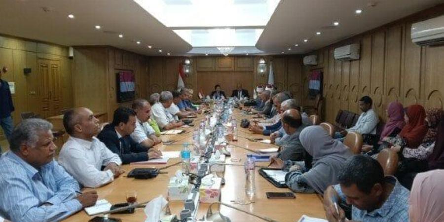 لجنة السكان بقنا تبحث التدخل السريع لمواجهة «النقاط الحمراء» بأبوتشت ودشنا - هرم مصر
