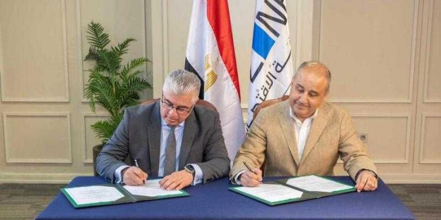 رئيس اقتصادية قناة السويس يوقع عقد مشروع شركة ”أورسا- UR-SA” التركية للمنسوجات الصناعية والتغليف البلاستيكي - هرم مصر