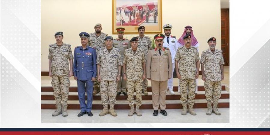 رئيس هيئة الأركان يجتمع مع أمين عام التحالف الإسلامي العسكري لمحاربة الإرهاب - هرم مصر
