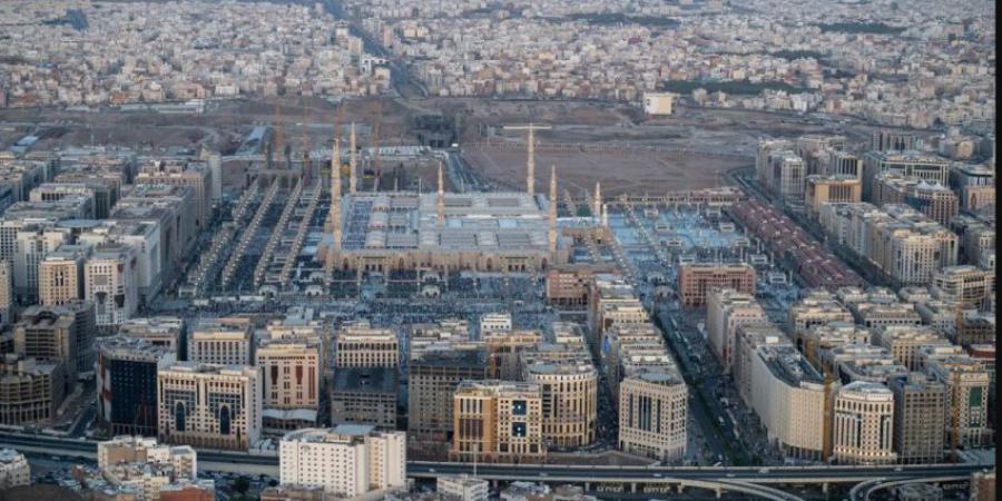 ارتفاع أعداد الزائرين يدعم نموّ القطاع السياحي بالمدينة المنورة بنسبة 18.7% - هرم مصر