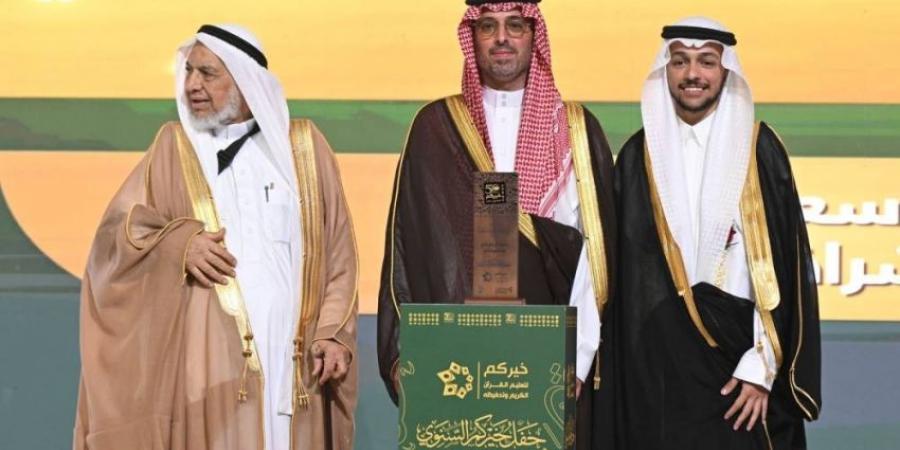 محافظ جدة يكرم الطالب خيمي بعد فوزه بلقبين في حفظ القرأن الكريم - هرم مصر