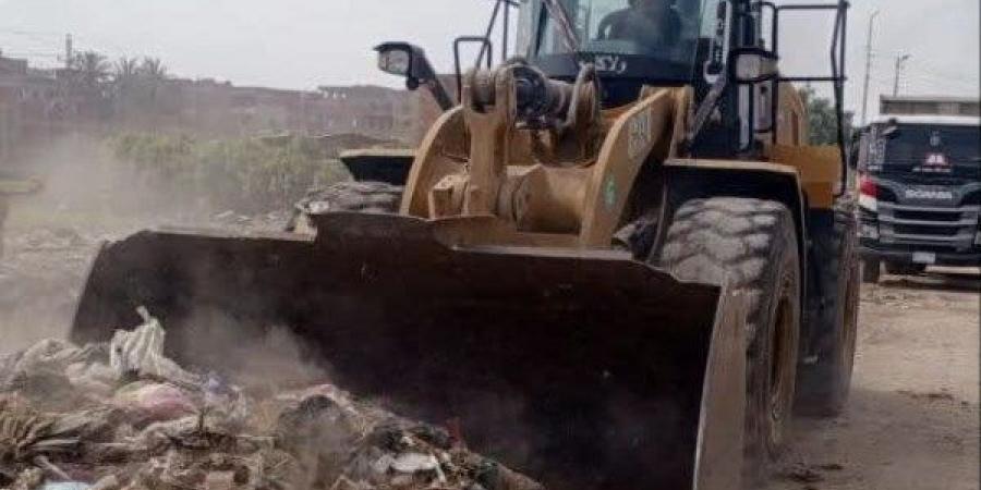 وحدة التدخل السريع ترفع 1050طن قمامة ومخلفات مبانى وردش من مدينة القنايات - هرم مصر