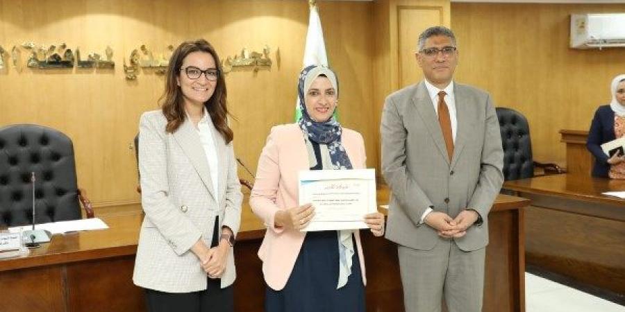 محافظ الجيزة يسلم شهادات محو الأمية لـ 18 من العاملين بالمنطقة الأثرية بالهرم - هرم مصر