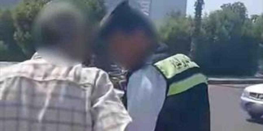حبس شخصين لاتهامهما  بالتعدي على فرد شرطة في الجيزة - هرم مصر