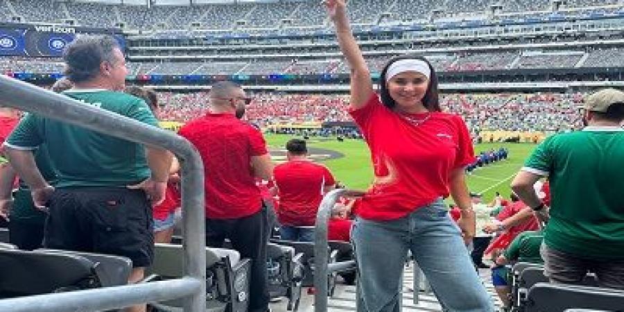 نورهان منصور وزوجها يشجعان الاهلي في امريكا - هرم مصر