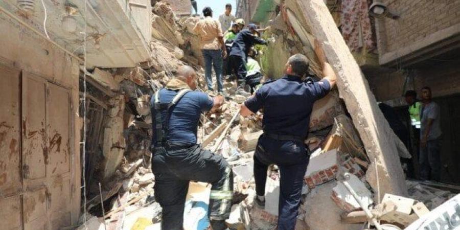 بعد 7 ساعات بحث.. استخراج طفلة على قيد الحياة من أسفل عقار حدائق القبة المنهار - هرم مصر