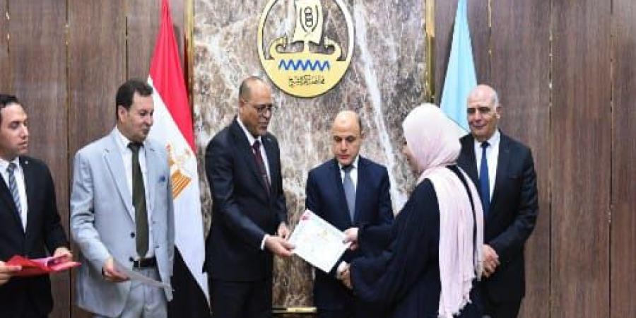 وزير العمل ومحافظ كفر الشيخ يسلّمان عقود عمل لذوي همم - هرم مصر