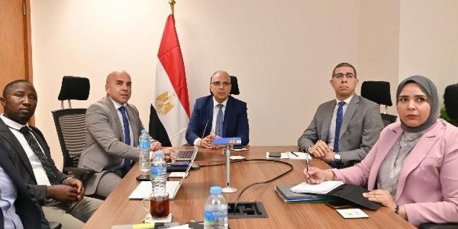 وزير الري يلتقى فريق بحثي من الجامعة الأمريكية لمناقشة التعاون المشترك - هرم مصر