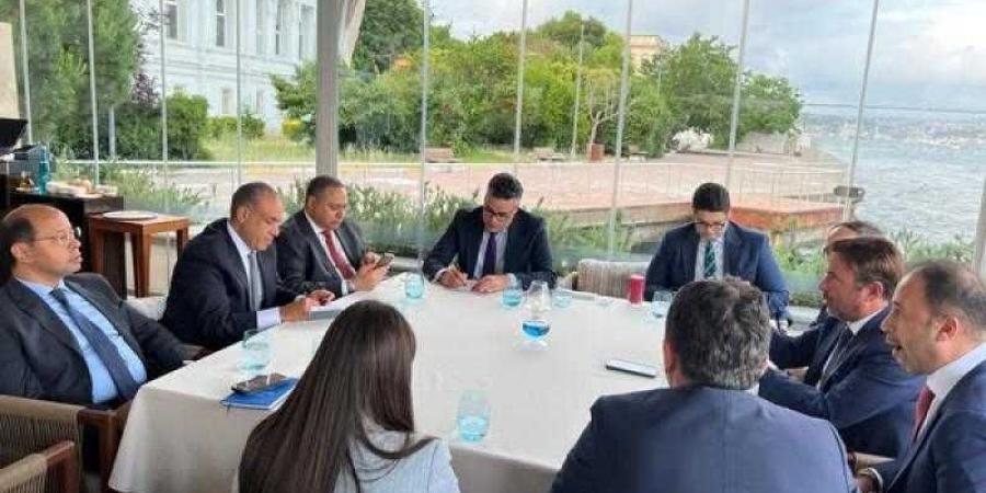 وزير الخارجية والهجرة يلتقي بمجموعة من رجال الأعمال الأتراك خلال زيارته لإسطنبول - هرم مصر