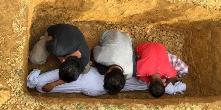 ما حكم تغطية الميت بالتراب دون حائل؟ 10 معلومات فقهية عند دفن المتوفى - هرم مصر