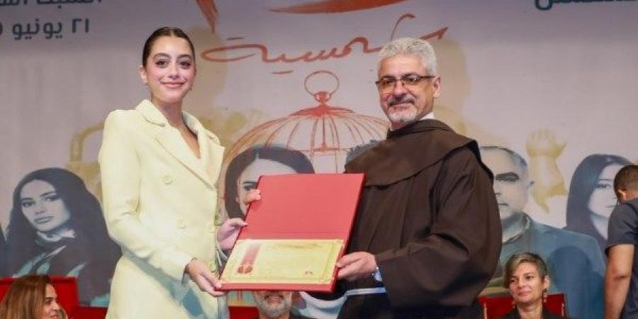 تكريم ياسمينا العبد في المركز الكاثوليكي المصري للسينما عن مسلسل لام شمسية|فيديو - هرم مصر