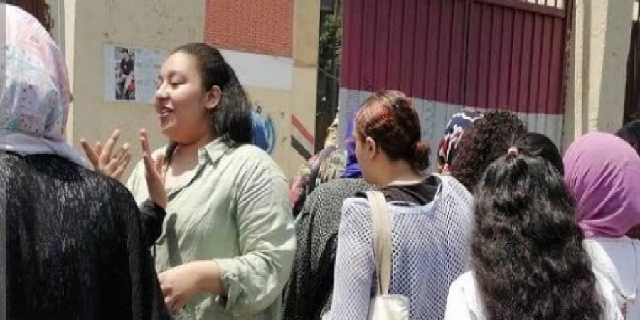 ارتياح بين طلاب الثانوية العامة بأسوان بعد أول امتحان.. و3 أسئلة للمتفوقين - هرم مصر