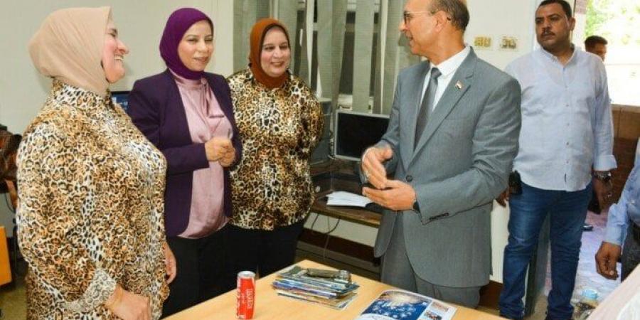 رئيس جامعة أسيوط يُفاجئ طلاب قسم إعلام بزيارة داعمة خلال تحكيم مشروعات التخرج - هرم مصر