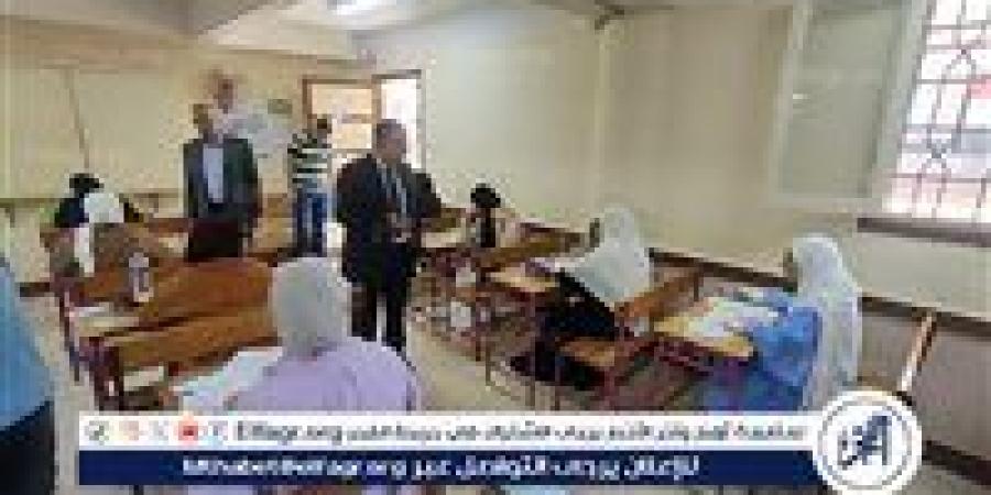 طلاب وطالبات الثانوية العامة يؤدون امتحان اللغة العربية فى أسيوط - هرم مصر