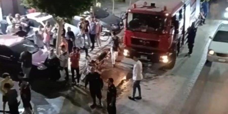 حريق يلتهم مخلفات أعلى سطح منزلين بالبلينا في سوهاج - هرم مصر