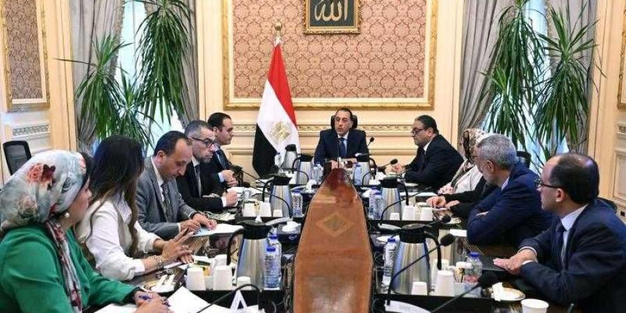 رئيس الوزراء يلتقي أعضاء اللجنة الاستشارية للاقتصاد الكلي - هرم مصر