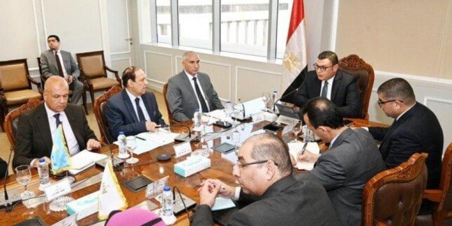 وزير الإسكان يعقد اجتماعًا تنسيقيًا لمتابعة آلية عمل وحدتي تنظيم السوق العقارية وتصدير العقار - هرم مصر