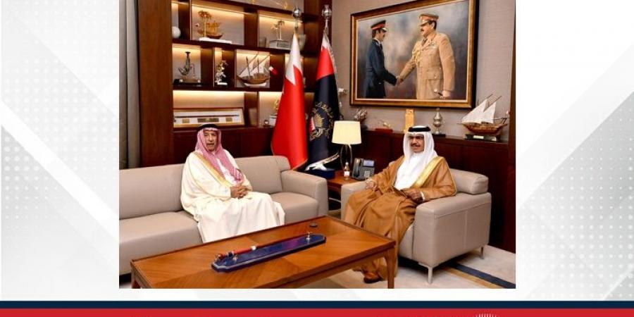 وزير الداخلية يستقبل محافظ محافظة المحرق ويتسلم منه نسخة من كتابه " رحلتي عبر المحطات الثلاث" - هرم مصر
