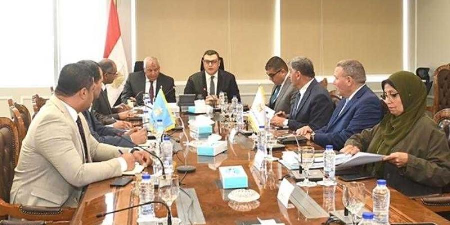 وزير الإسكان ومحافظ الوادي الجديد يبحثان عددًا من ملفات التعاون المشترك المتعلقة بمياه الشرب والصرف الصحي - هرم مصر