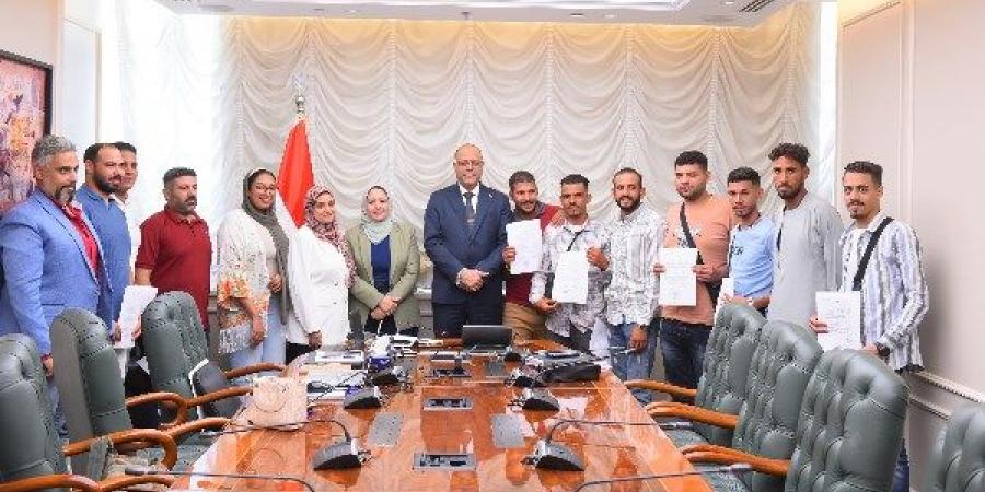تسليم عقود توظيف لمصريين للعمل في مجالات زراعة النخيل بالأردن - هرم مصر