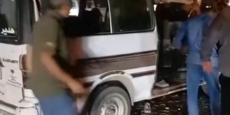ضحايا على الأسفلت.. تصادم مروع بين ميكروباص ونقل على الطريق الأوسطي|صور - هرم مصر