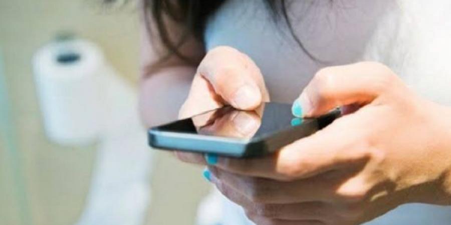 كيف تنتقل البكتيريا إلى هاتفك في الحمام؟ - هرم مصر