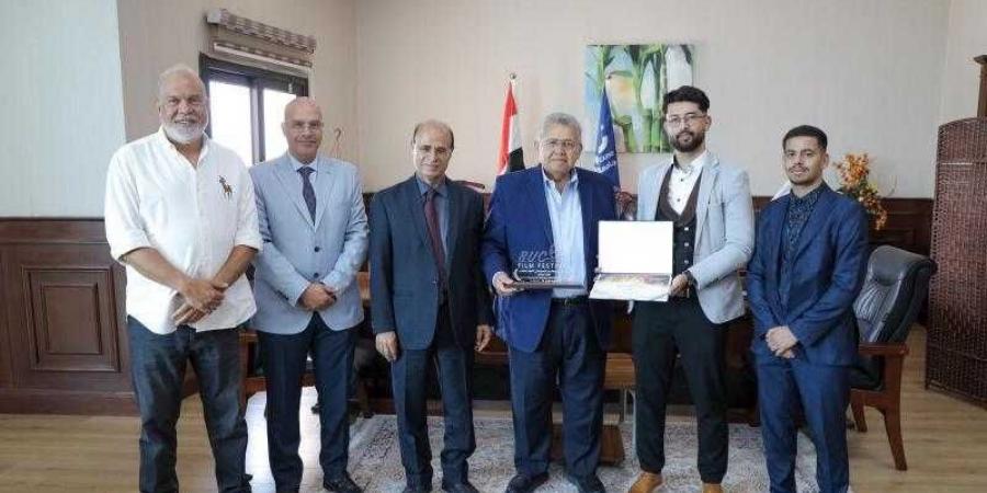 رئيس جامعة بدر يستقبل وفد طلاب جامعة الجزائر 2 لتسلم جائزة أفضل سيناريو عن فيلم ”زهرة” - هرم مصر