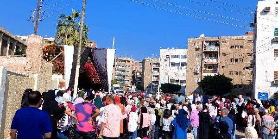 بدء توافد طلاب الثانوية العامة بالقليوبية لأداء امتحانات الفيزياء والتاريخ - هرم مصر