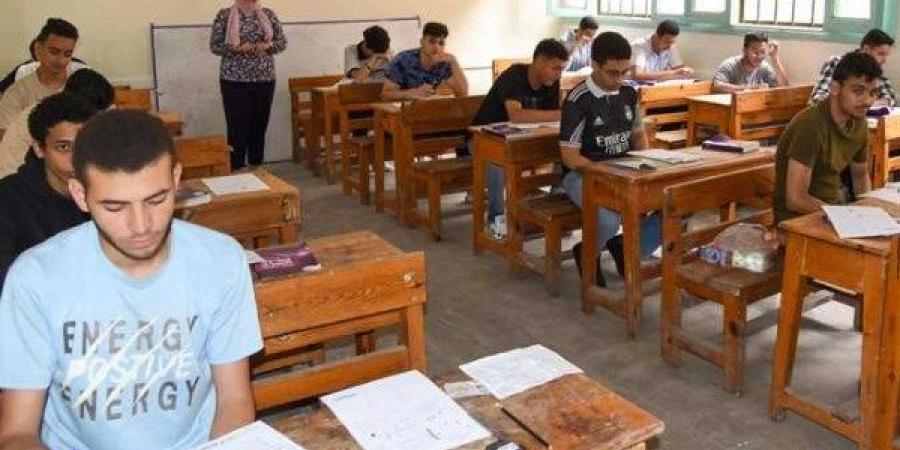توزيع أوراق الإجابة بلجان الثانوية العامة الآن لكتابة بيانات الطلاب قبل الامتحان - هرم مصر