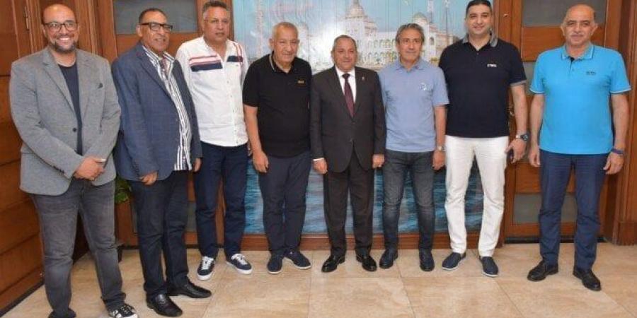 محافظ بورسعيد يستقبل مجلس إدارة النادي المصري ويُرحب بالمدير الفني الجديد - هرم مصر