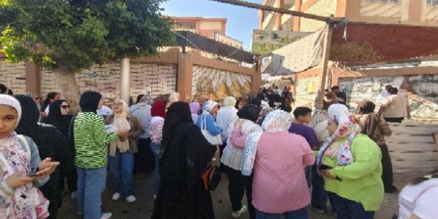 وسط إجراءات مشددة.. توافد طلاب الثانوية العامة بالإسكندرية لأداء امتحاني التاريخ و الفيزياء - هرم مصر
