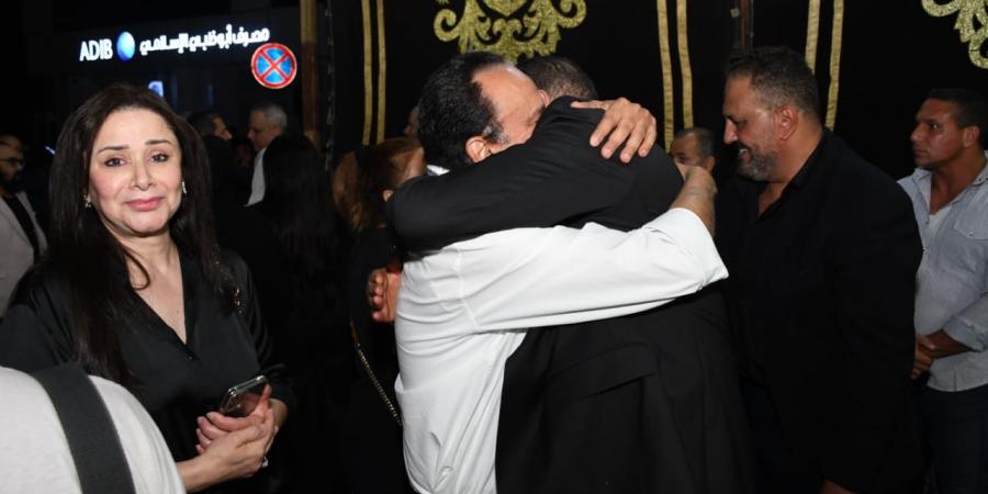 بعد سنوات من الغياب .. منى الشرقاوي تقدم واجب العزاء فى والد تامر عبد المنعم - هرم مصر