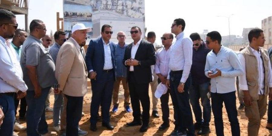 وزير الاسكان يتفقد مشروع ديارنا والطرق والمحاور بمدينة العاشر - هرم مصر