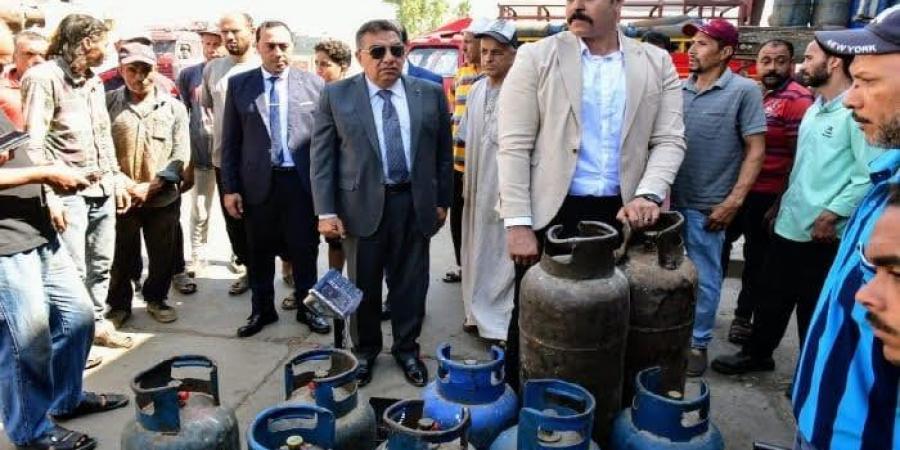 محافظ الدقهلية يفاجئ محطة غاز بسنديلة ويكلف بتحرير محضر تلاعب في أوزان اسطوانات الغاز - هرم مصر