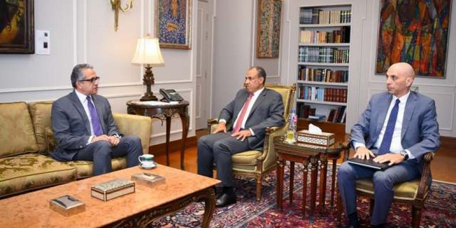 وزير الخارجية يستقبل مرشح مصر لمنصب مدير عام اليونسكو - هرم مصر