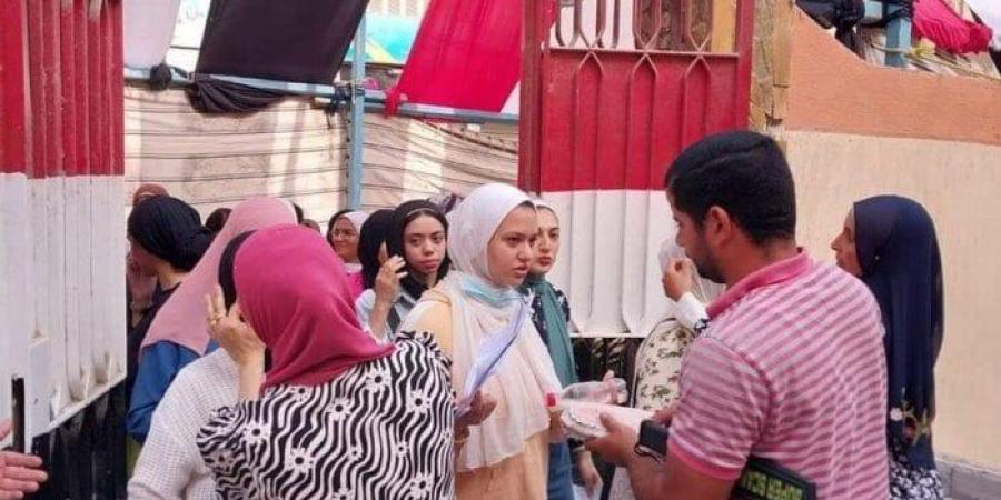 بدء توافد الطلاب على اللجان الامتحانية لأداء امتحان اللغة الأجنبية الأولى - هرم مصر