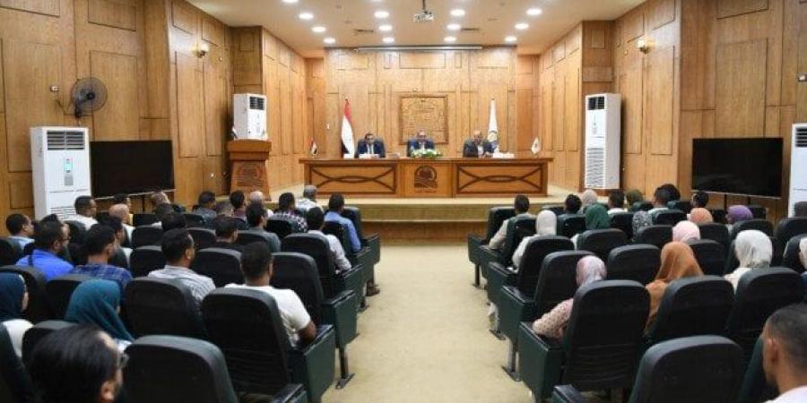 في لقائه مع المستثمرين.. محافظ قنا يؤكد التيسيرات مستمرة والدعم كامل لتحفيز الاستثمار - هرم مصر