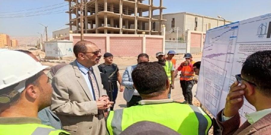 محافظ سوهاج يتفقد بدء أعمال إنشاء مجمع الصناعات الغذائية لتجفيف البصل والثوم بحي الكوثر - هرم مصر