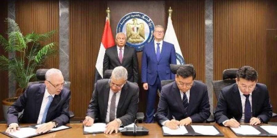 وزير البترول ومحافظ الوادى الجديد يشهدان توقيع العقود النهائية لبدء تنفيذ مجمع إنتاج حامض الفسفوريك بالوادى الجديد - هرم مصر