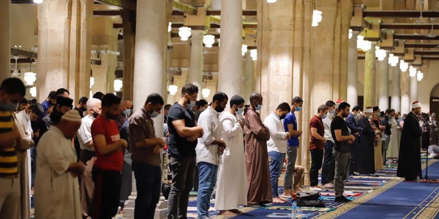 ماذا يفعل من دخل المسجد بعد إقامة الصلاة ولم يصل السنة؟ دار الإفتاء ترد - هرم مصر