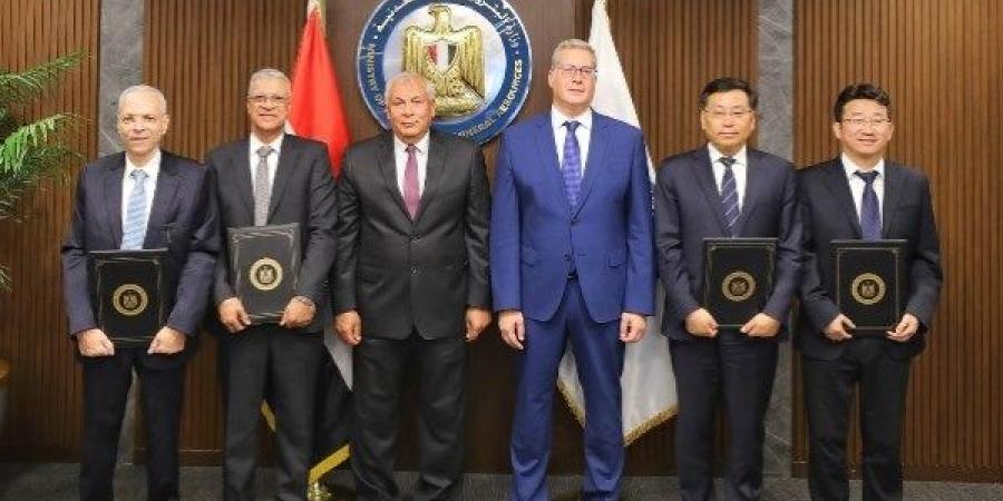 أخبار الوادي الجديد.. البترول توقع عقود تنفيذ مجمع إنتاج حامض الفسفوريك.. واستقرار في أسعار الخضروات - هرم مصر