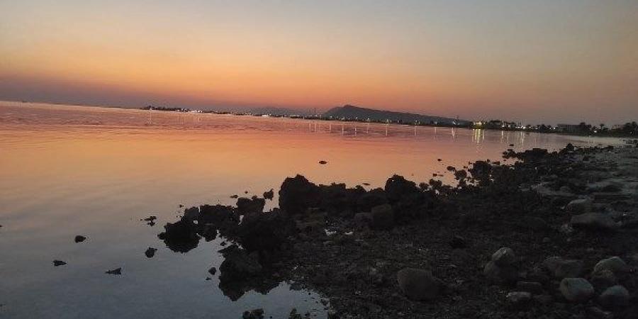 الغروب وظاهرة انحسار مياه البحر يرسمان مشاهد خلابة على شواطئ طور سيناء - هرم مصر