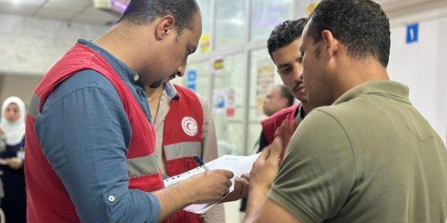 الهلال الأحمر المصري يواصل تقديم الدعم للمصابات وأسر ضحايا حادث الطريق الإقليمي - هرم مصر